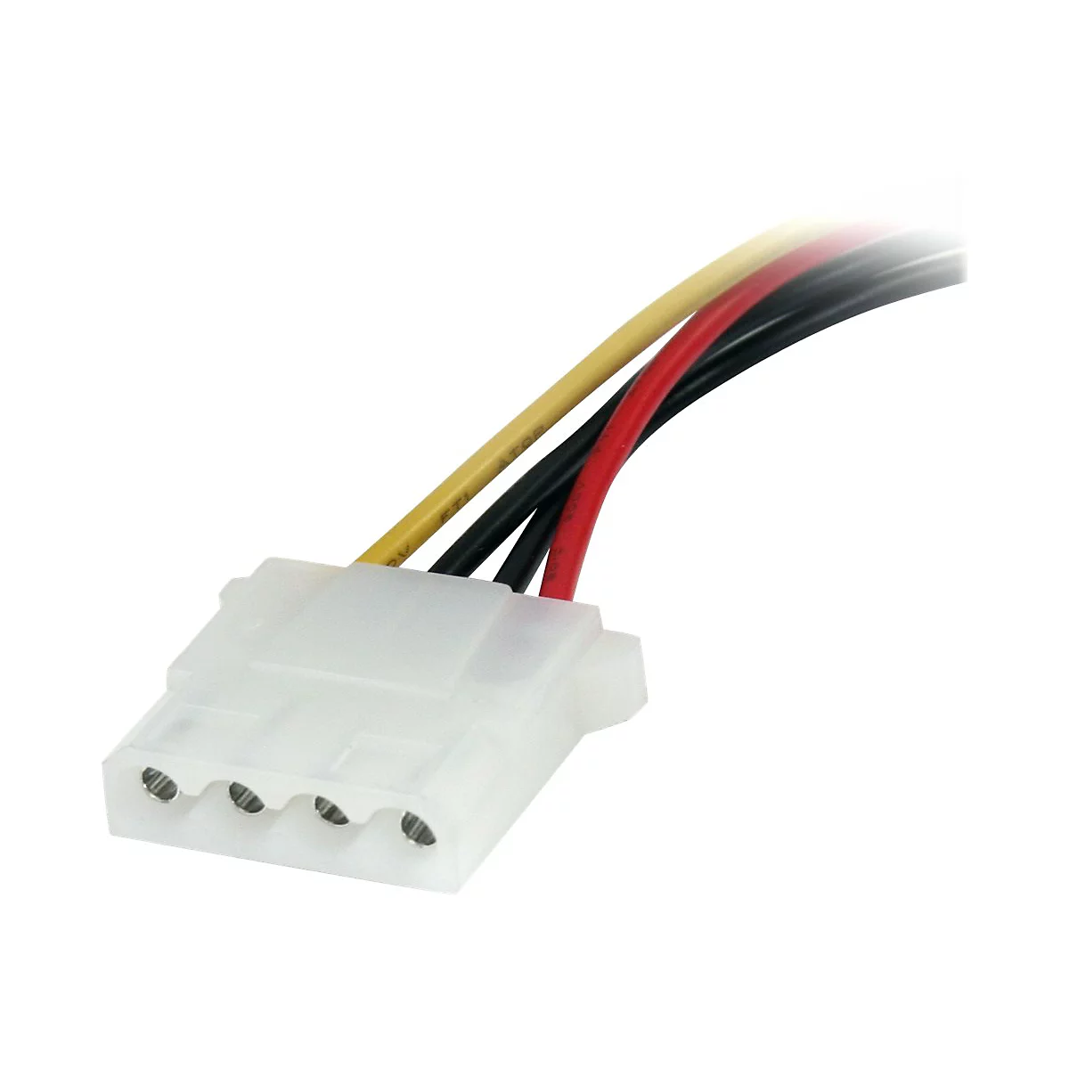 Nahaufnahme eines weißen Stromanschlusses mit vier Pins. Drei Kabel (gelb, rot, schwarz) führen weg.