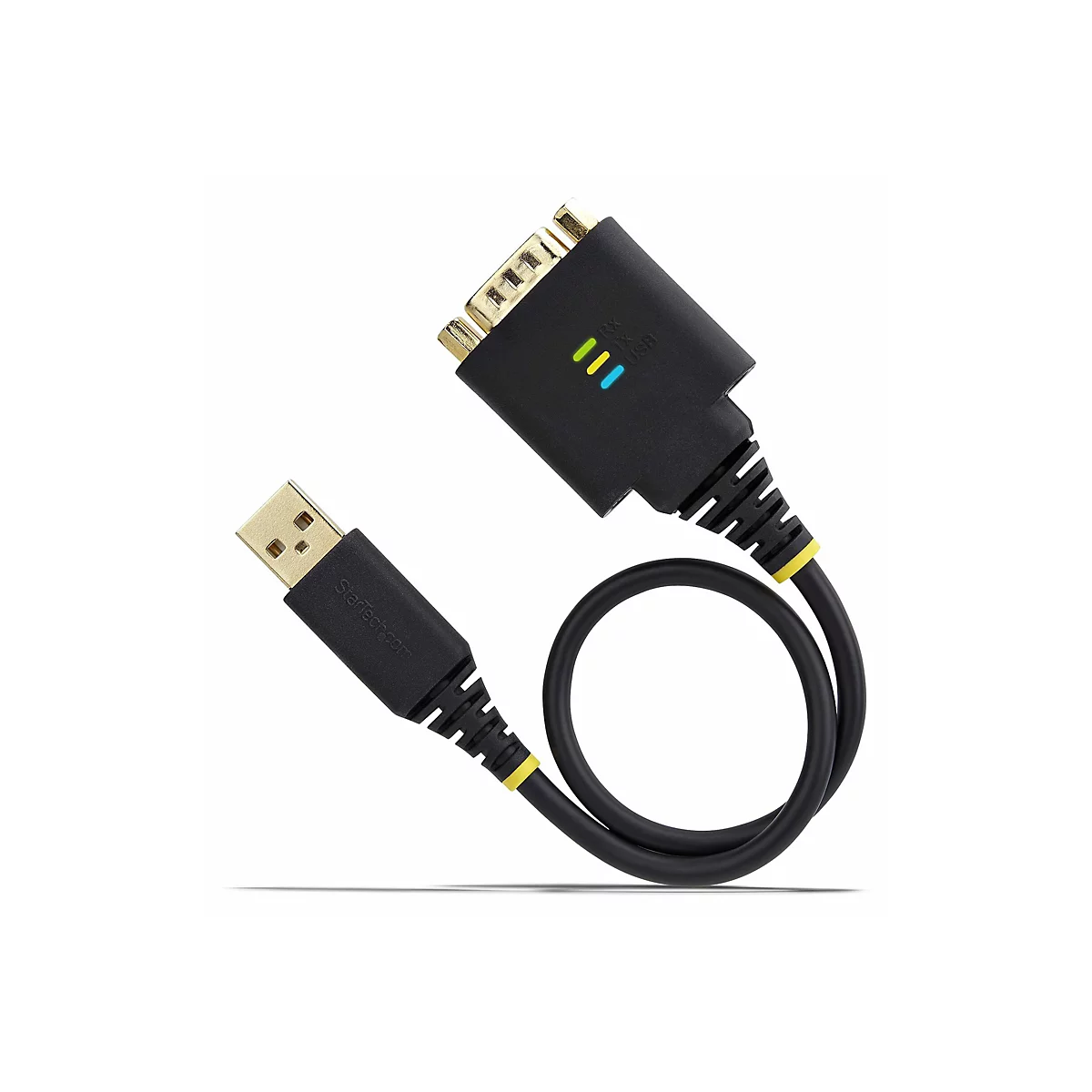 Schwarzes USB-zu-Seriell-Kabel mit goldenen Steckern. Auf dem Stecker sind grüne, gelbe und blaue Lichter zu sehen.