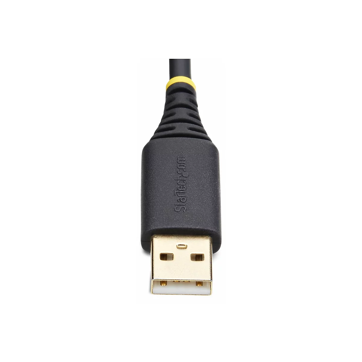 Gros plan d'un câble USB, câble noir avec un accent jaune, connecteur USB doré.