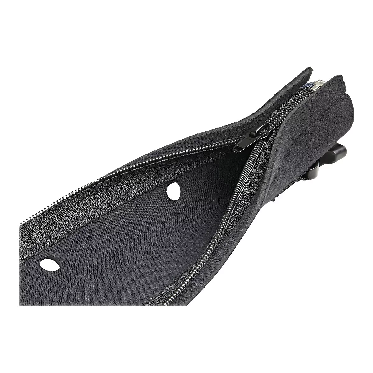 Nahaufnahme einer schwarzen Tasche mit Reißverschluss, zwei Löchern und einem kleinen schwarzen Clip.
