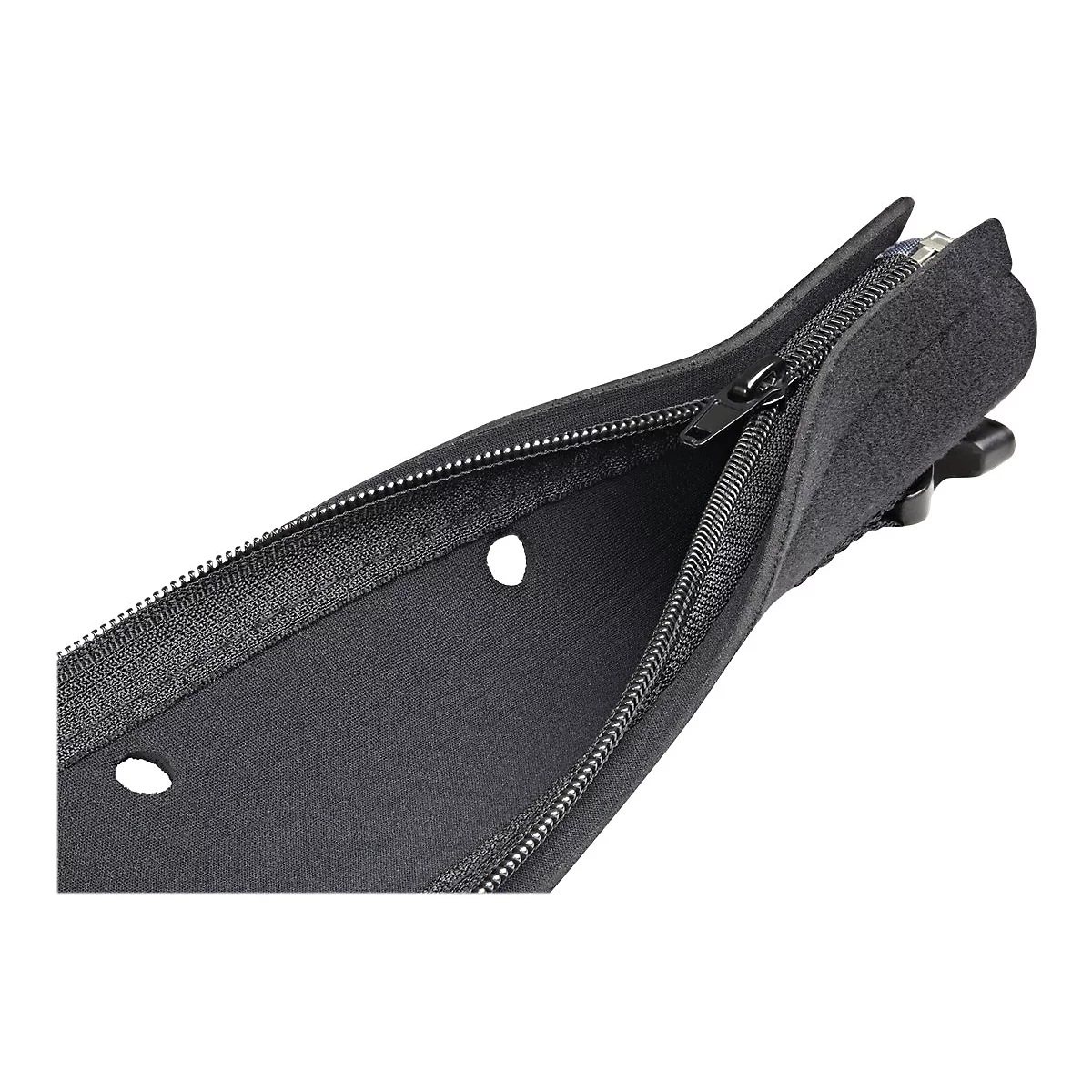 Detailaufnahme einer schwarzen, offenen Tasche mit Reißverschluss, zwei weißen Löchern und einem schwarzen Verschluss.