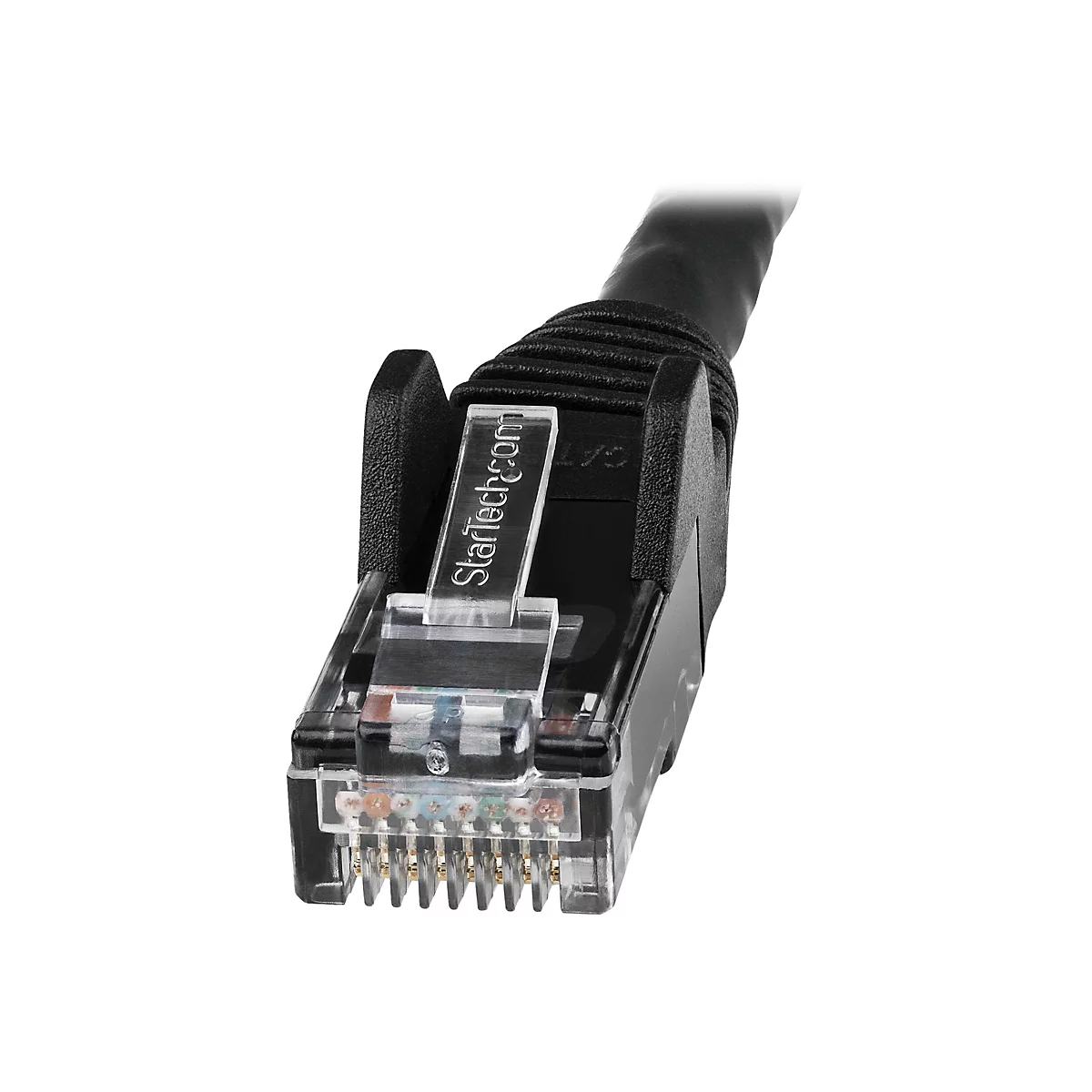 Nahaufnahme eines schwarzen RJ45-Steckers mit transparentem Stecker und Beschriftung "StarTech.com".