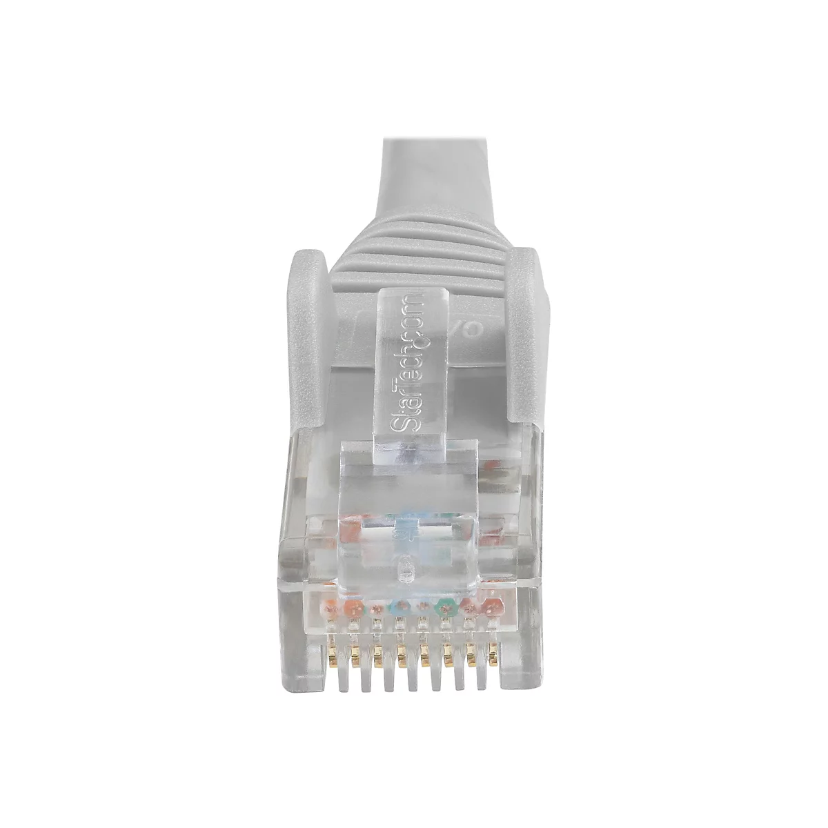 Nahaufnahme eines RJ45-Steckers von StarTech.com. Der Stecker ist transparent, der Kabelmantel grau. Der Stecker hat goldfarbene Kontakte, und auf der Oberfläche ist der Markenname StarTech.com zu sehen.