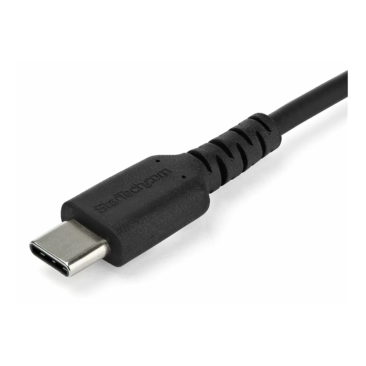 Nahaufnahme eines schwarzen USB-C-Kabels. Der Stecker ist silberfarben. Auf dem Stecker steht Startech.com.
