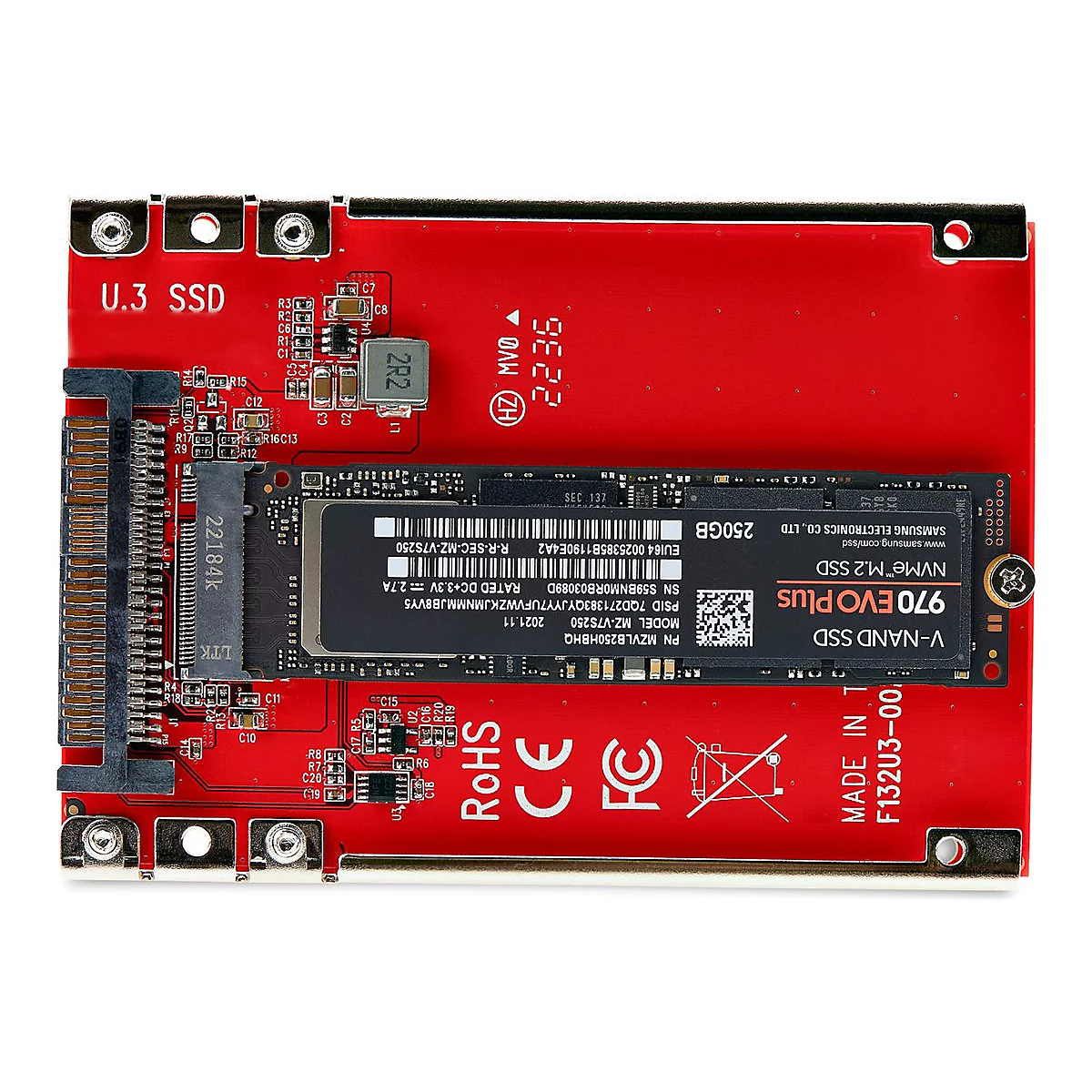 Gros plan d'une carte SSD U.3 rouge avec un SSD Samsung 970 EVO Plus NVMe M.2 noir.