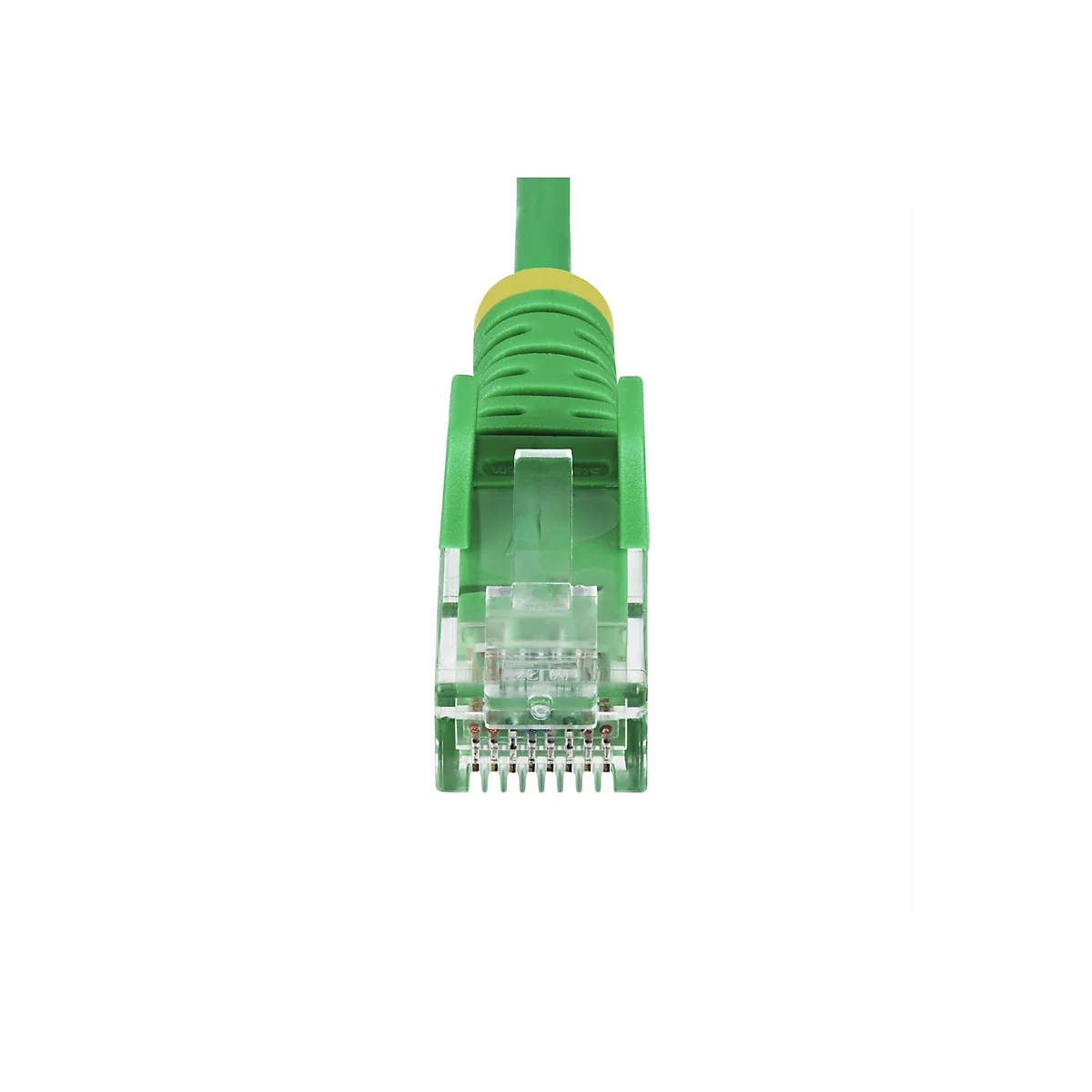 Nahaufnahme eines grünen RJ45-Steckers für ein Ethernet-Kabel. Der Stecker ist aus transparentem Kunststoff, dahinter sind kleine Metallstifte zu sehen.