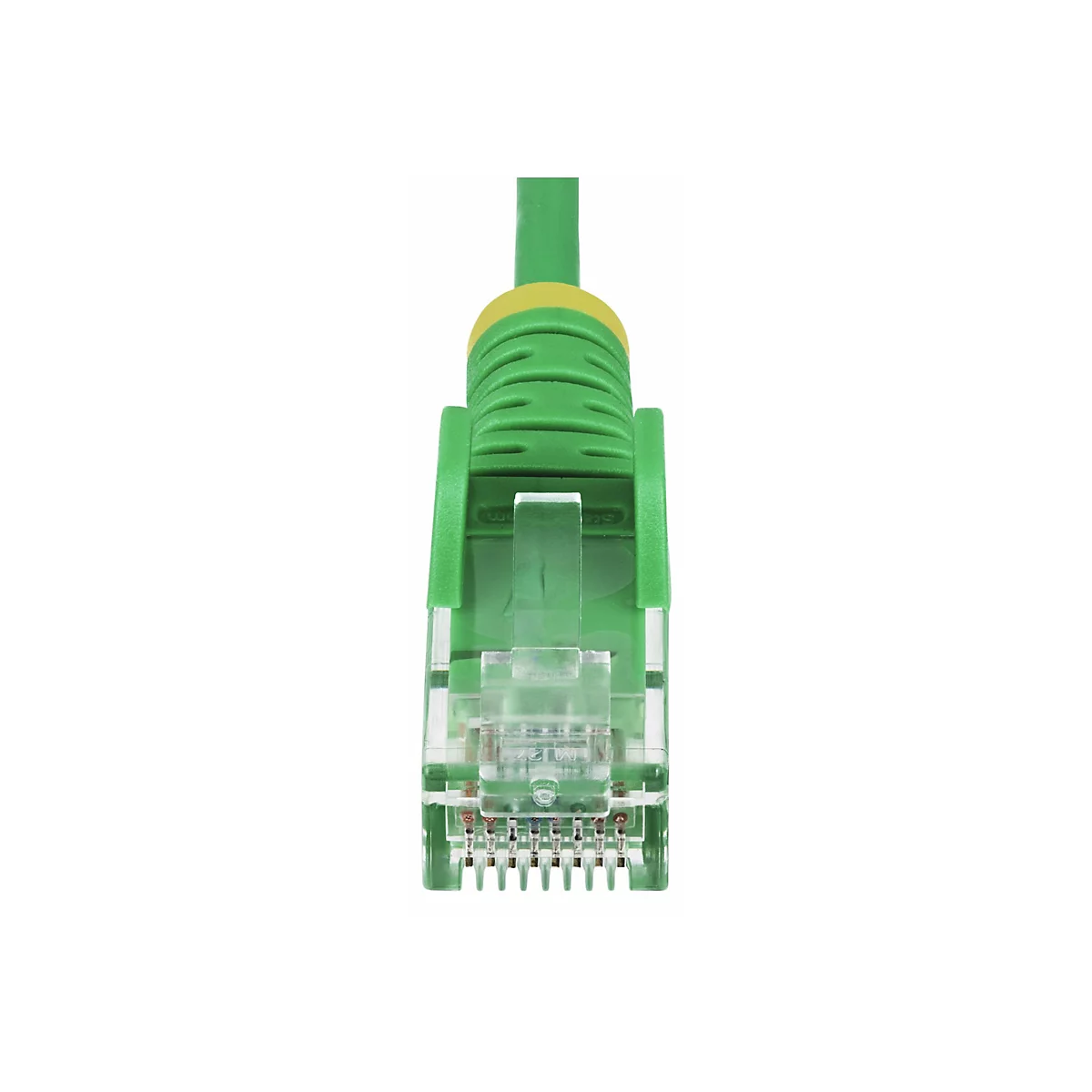 Nahaufnahme eines grünen RJ45-Steckers für ein Ethernet-Kabel. Der Stecker hat eine transparente Kunststoffabdeckung und goldene Kontakte.