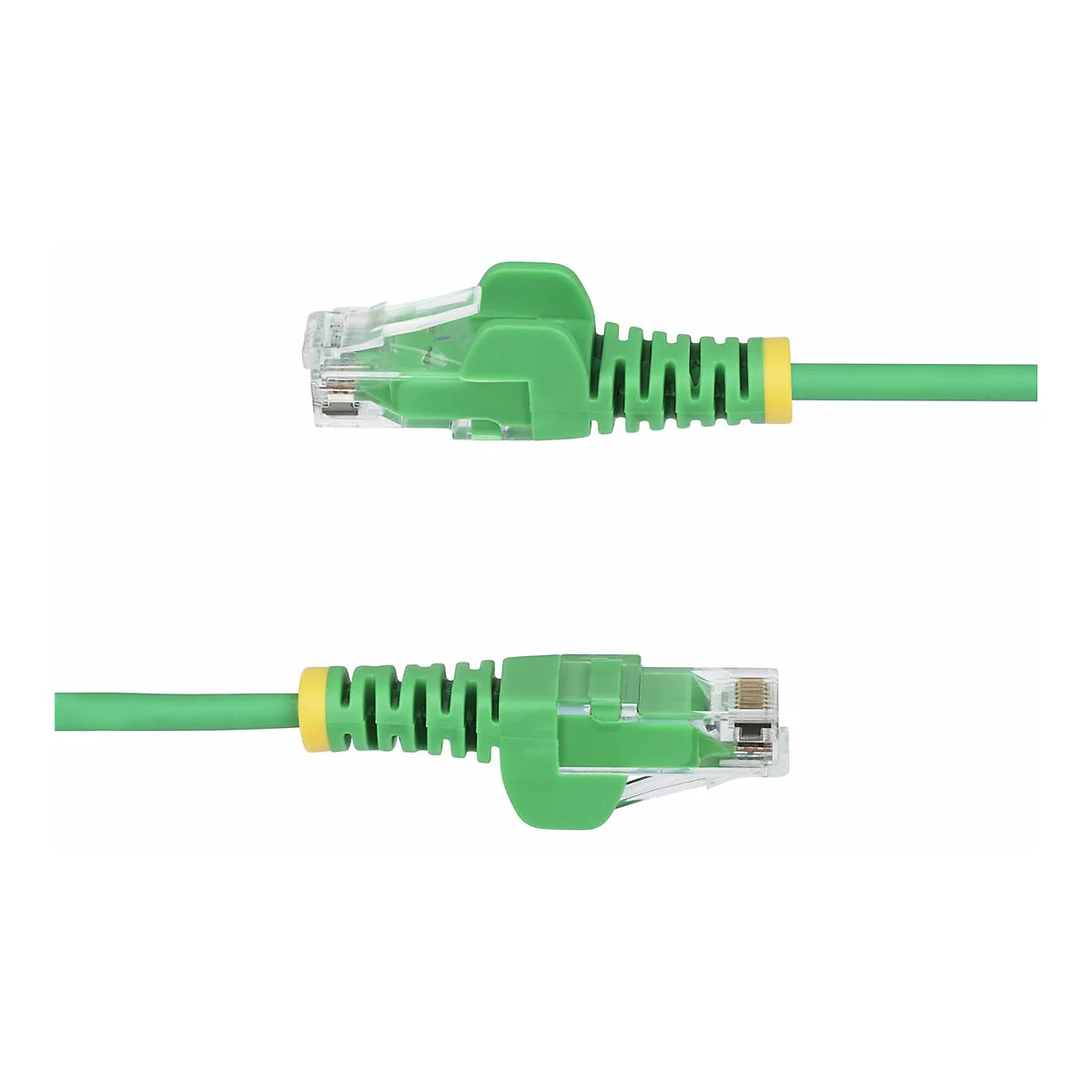 Zwei grüne Ethernet-Kabel, die nebeneinander auf weißem Grund liegen. Die Kabel haben gelbe und durchsichtige Akzente.