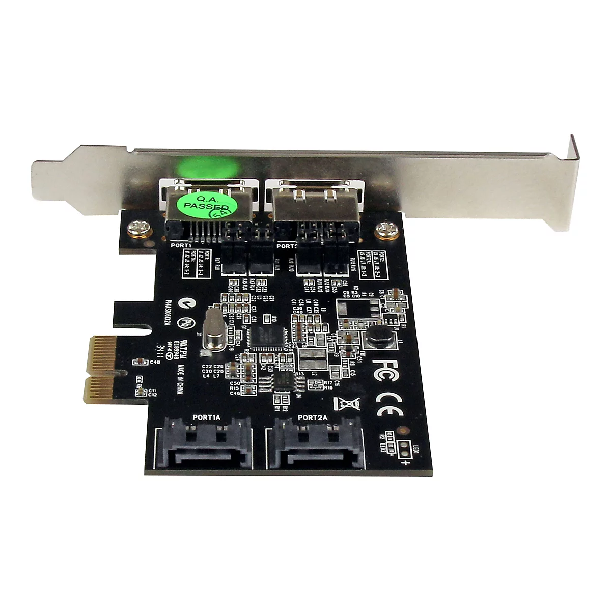 Eine schwarze SATA-Controller-Karte mit mehreren Anschlüssen und elektronischen Bauteilen, montiert auf einer silbernen Halterung. Auf der Karte befinden sich Beschriftungen wie "PORT1A", "PORT2A" und "Q.A. PASSED".