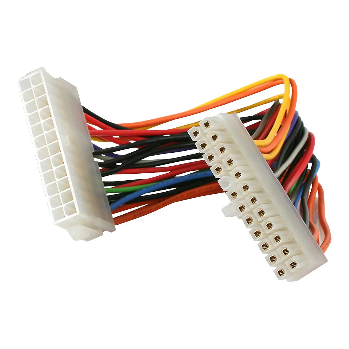 Zwei weiße PC-Stromstecker mit bunten Kabeln, isoliert auf weißem Hintergrund.