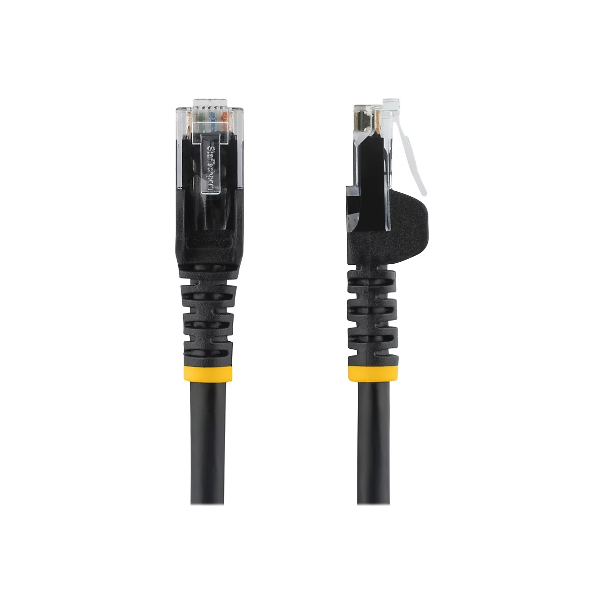 Zwei schwarze Netzwerkkabel mit gelben Akzenten, die von einer weißen Fläche hervorgehoben werden. Auf dem Stecker steht StarTech.com.