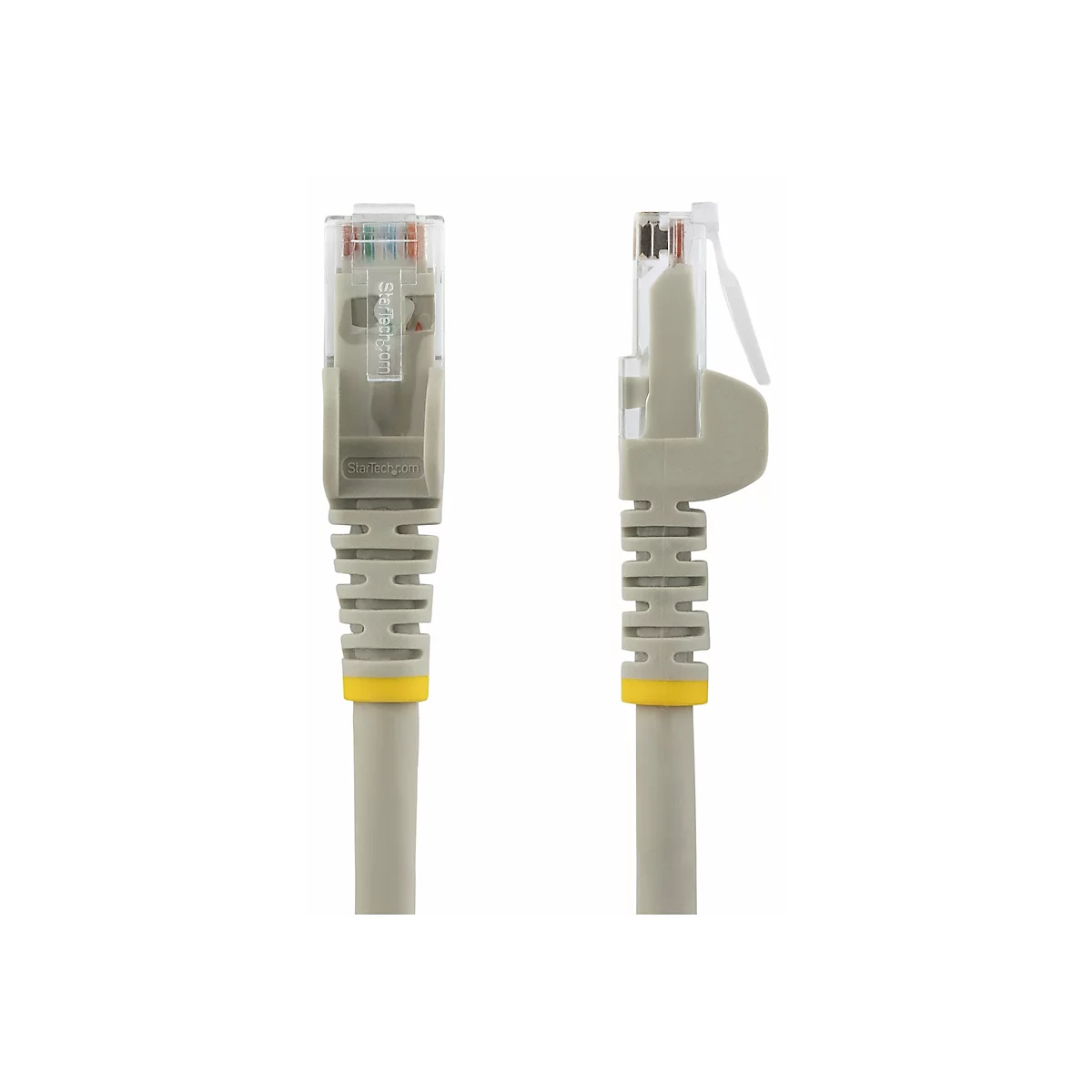 Zwei graue Netzwerkkabel-Stecker mit gelben Akzenten, vor weißem Hintergrund. Beide sind aus unterschiedlichen Perspektiven aufgenommen.