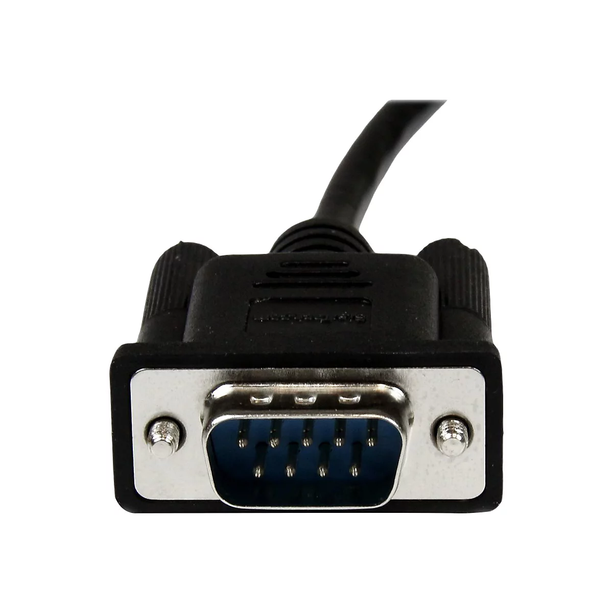 Nahaufnahme eines schwarzen D-Sub-Steckers mit 9 Pins. Der Stecker ist auf einem weißen Hintergrund abgebildet.