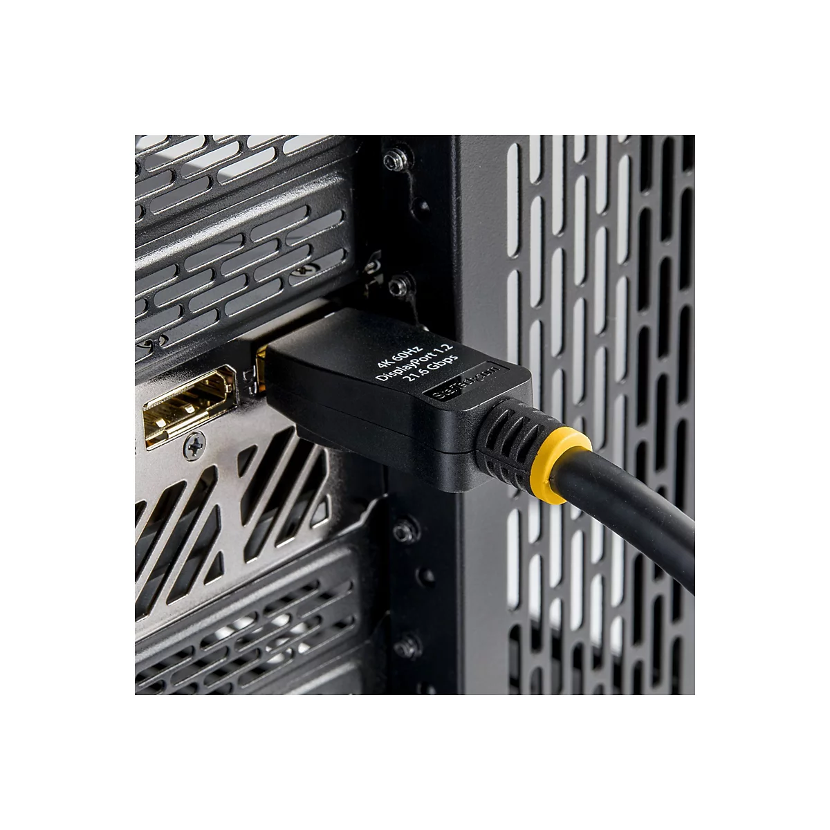 Nahaufnahme eines schwarzen DisplayPort-Kabels, das in einen Computergehäuseanschluss gesteckt ist. Auf dem Stecker steht 4K 60Hz DisplayPort 1.2 21.6 Gbps.