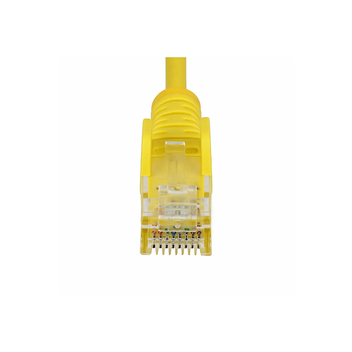 Gelbes Ethernet-Kabel. Der Stecker ist im Detail zu sehen, mit transparentem Kunststoff und Pins.