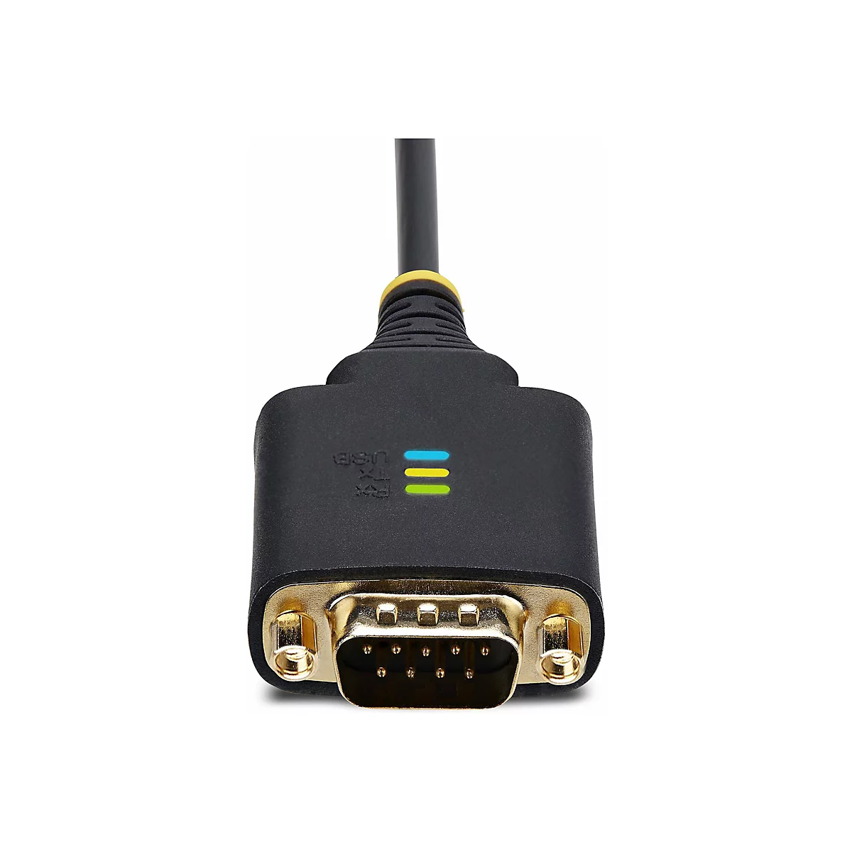 Gros plan d'un câble USB noir avec des accents jaunes et des lumières bleu-vert. Le connecteur est doré.