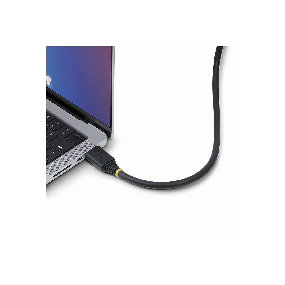 Un Macbook gris connecté à un câble noir. Un anneau jaune est visible sur le connecteur.