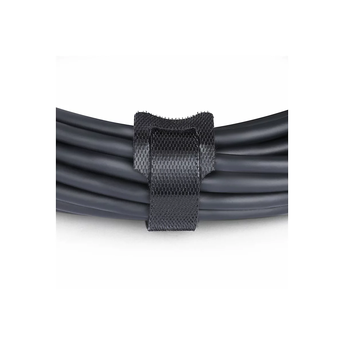 Gros plan sur une attache de câble Velcro noire enroulée autour d'une série de câbles noirs. Le fond est blanc.