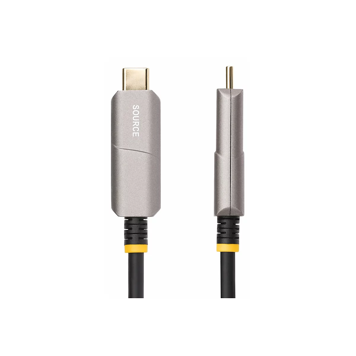 Un câble USB-C vers USB-A gris sur fond blanc. La tête du câble est USB-C, avec "SOURCE" imprimé dessus. Le connecteur est doré.