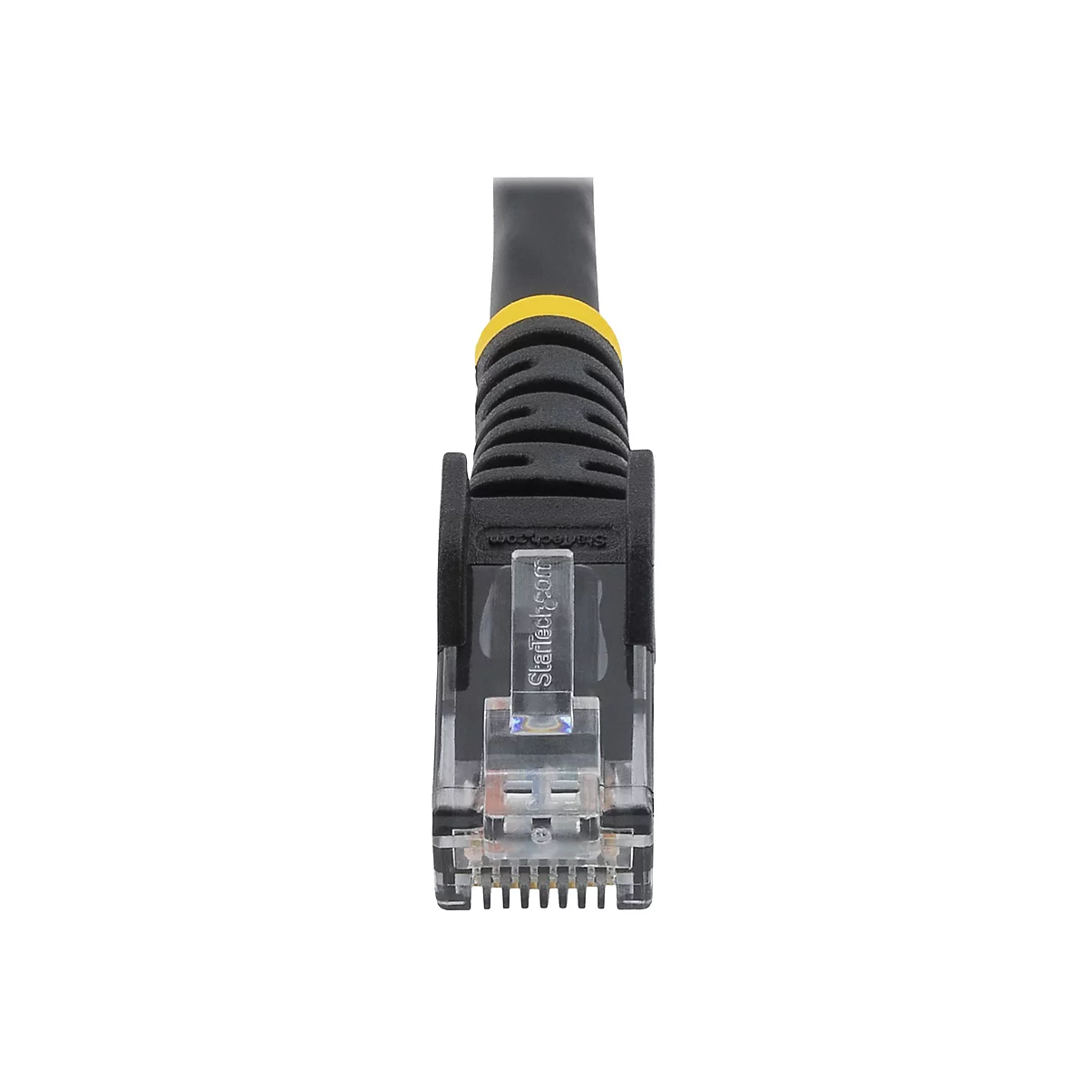 Ein schwarzes Netzwerkkabel mit gelbem Akzent, Stecker mit transparentem Einsatz und StarTech.com-Logo.