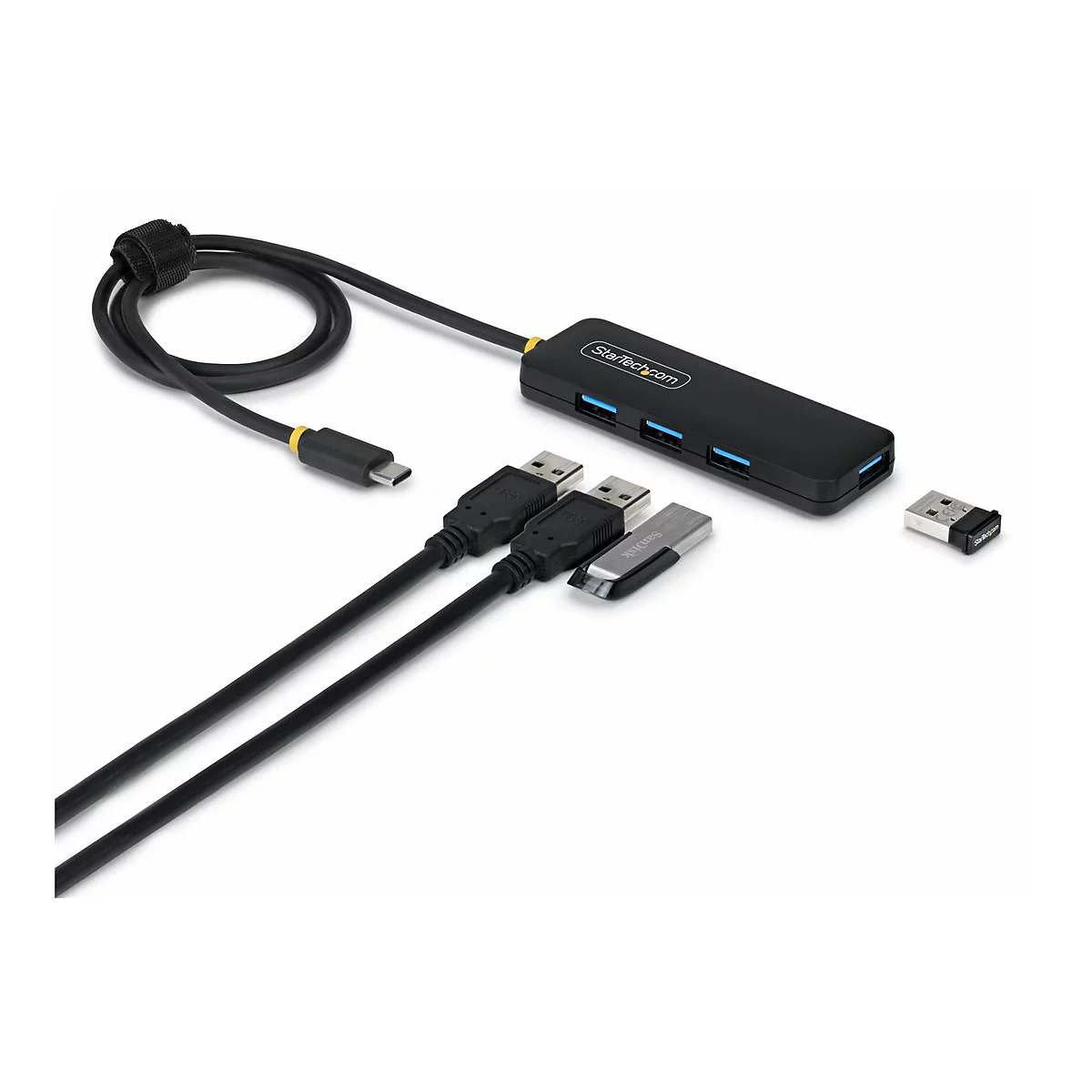 Hub USB noir avec câble et accessoires sur fond blanc.