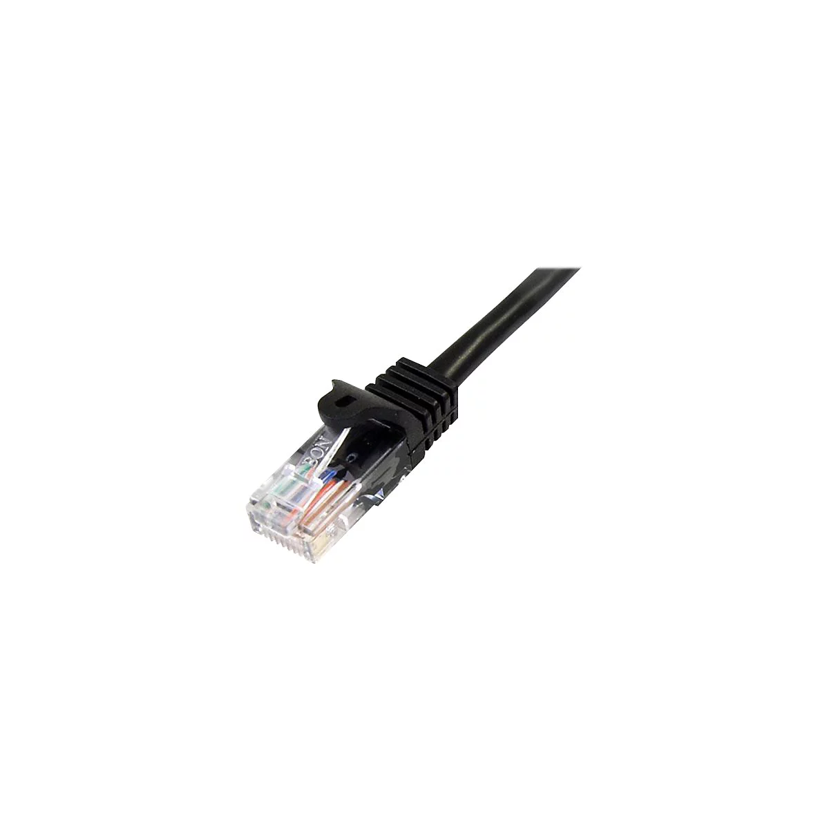 Gros plan d'un connecteur RJ45 noir avec une fiche transparente et des fils colorés. Le connecteur est incliné vers le haut à droite.