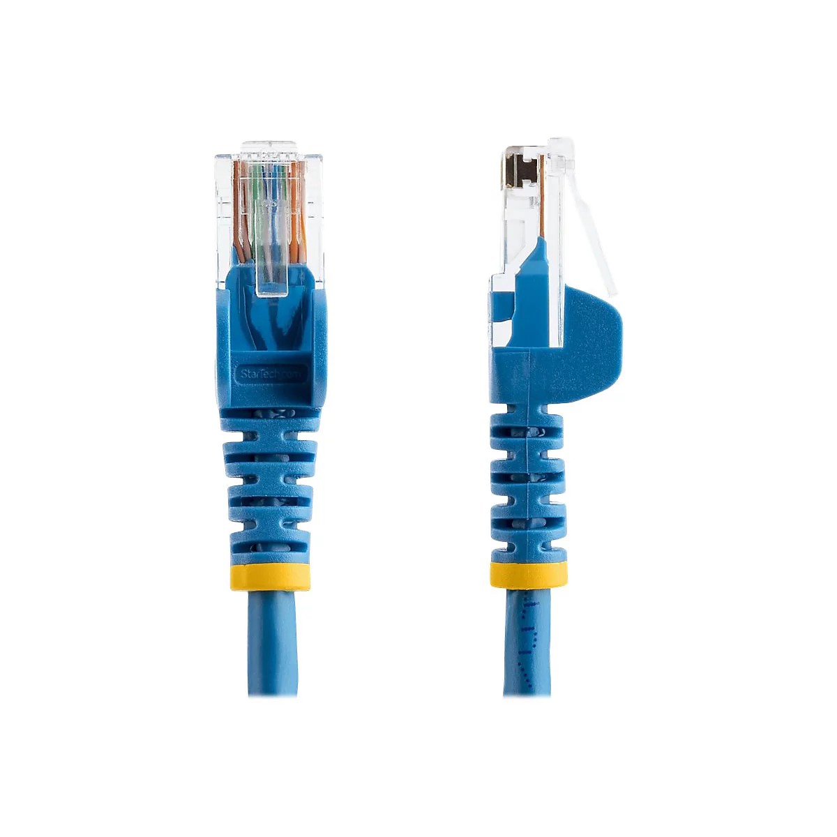 Deux câbles Ethernet bleus, vue détaillée. Le connecteur est transparent, le câble a un marquage jaune.