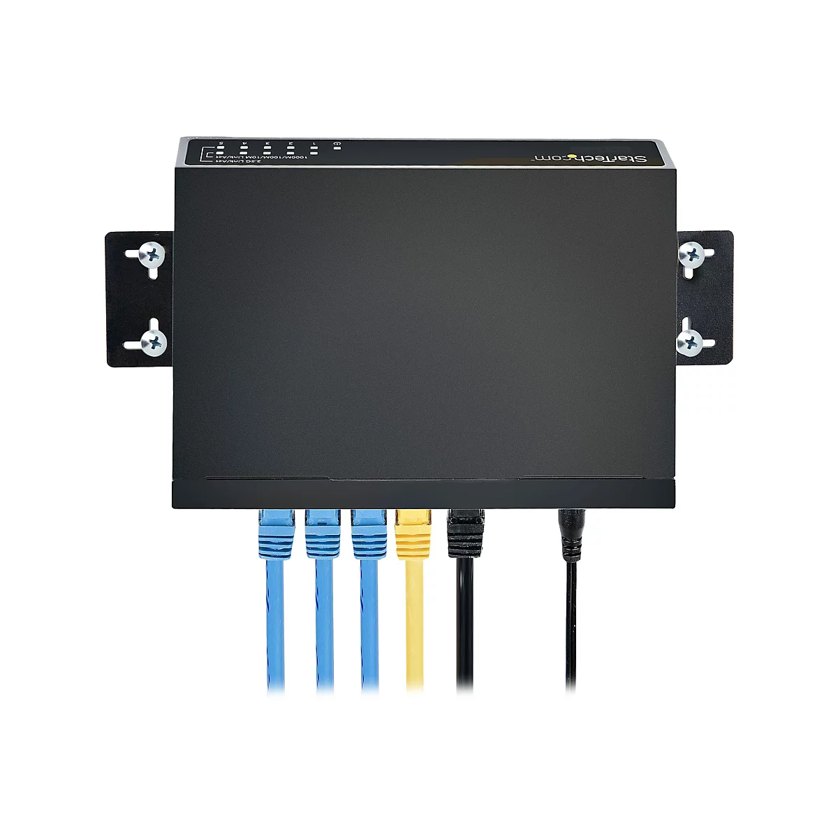 Ein schwarzer Netzwerkswitch mit angeschlossenen Kabeln, montiert an einer Wandhalterung.