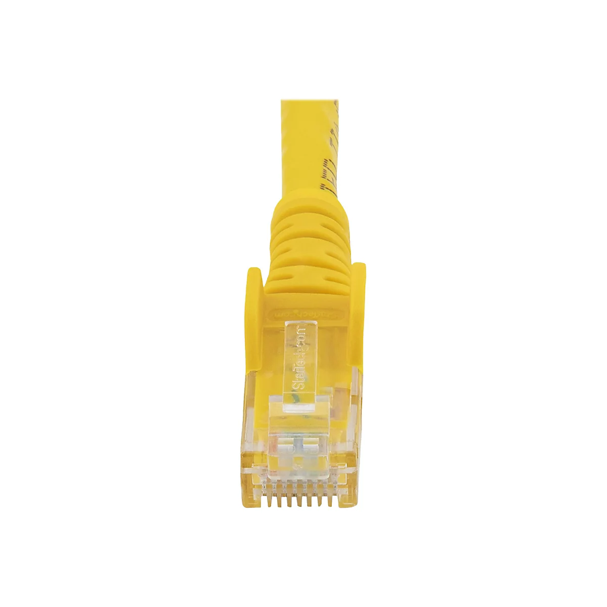 Gelbes Ethernet-Kabel. Auf dem Stecker steht Startech.com.