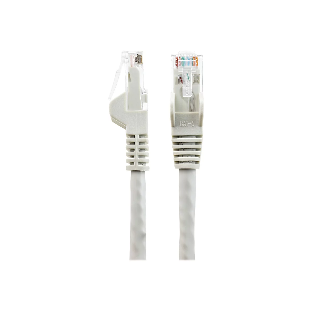Zwei graue CAT-6-Ethernet-Kabel, die nebeneinander auf weißem Hintergrund liegen. Der rechte Stecker trägt die Aufschrift CAT-6.