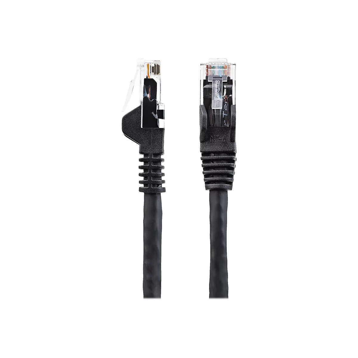 Zwei schwarze Netzwerkkabel nebeneinander, auf weißem Hintergrund. Die Stecker sind aus transparentem Kunststoff.