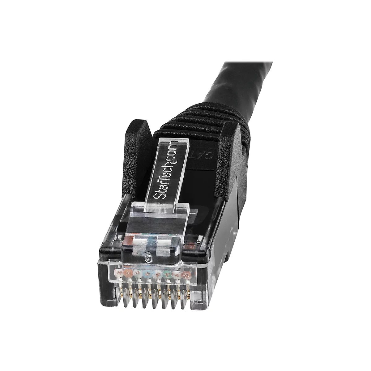 Nahaufnahme eines schwarzen RJ45-Steckers mit transparentem Gehäuse und Startech.com-Logo.