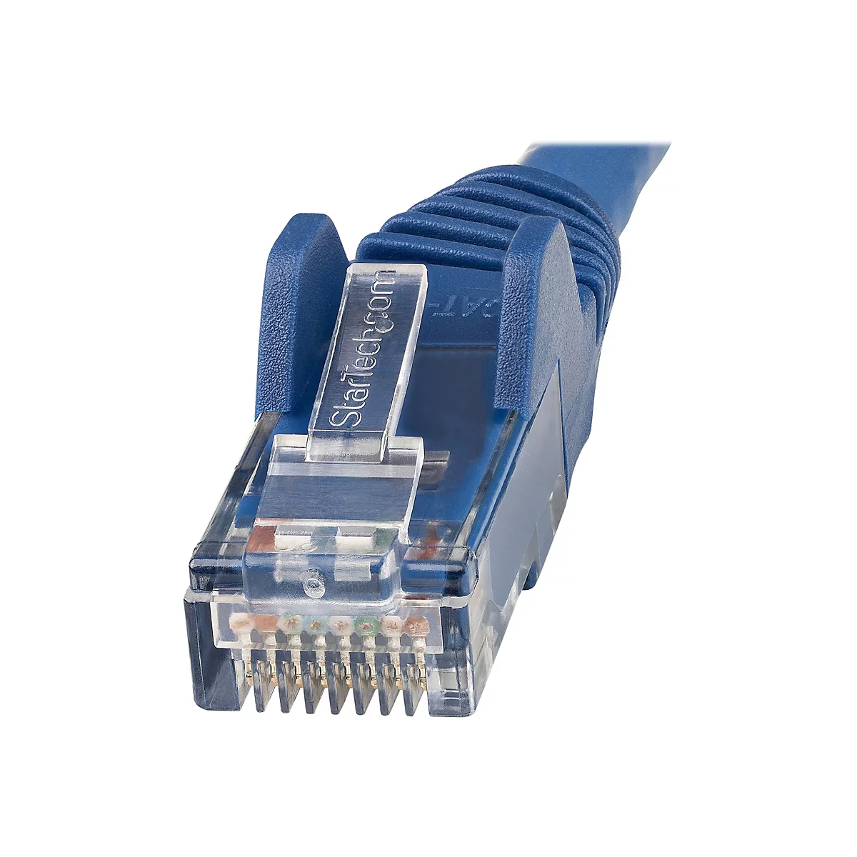 Blauer RJ45-Stecker, Detailaufnahme. Auf dem transparenten Kunststoff ist „Startech.com“ zu lesen.