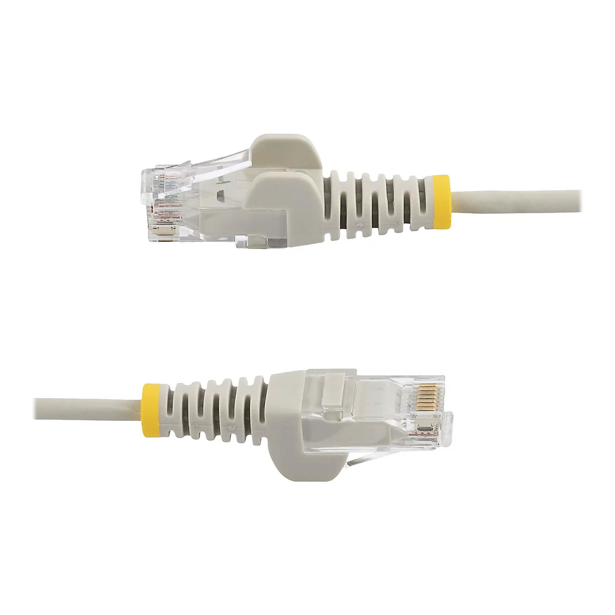 Zwei graue RJ45-Stecker mit gelben Details, vor weißem Hintergrund. Klar erkennbar sind die Kontakte und die Kabel.
