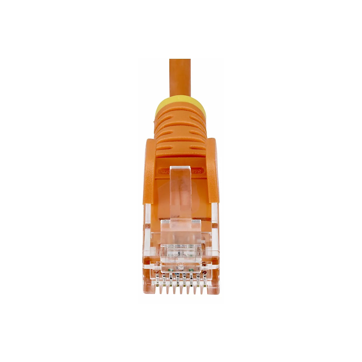 Nahaufnahme eines orangefarbenen Ethernet-Kabels mit gelber Kabelhalterung.