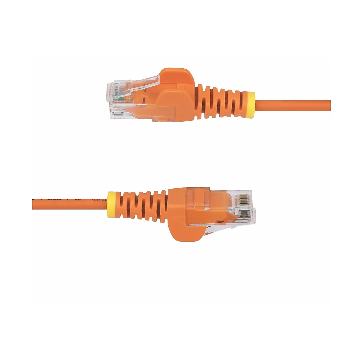 Zwei orangefarbene RJ45-Stecker, die an einem weißen Hintergrund liegen. Die Stecker sind mit gelben Manschetten und orangefarbenen Kabeln verbunden.