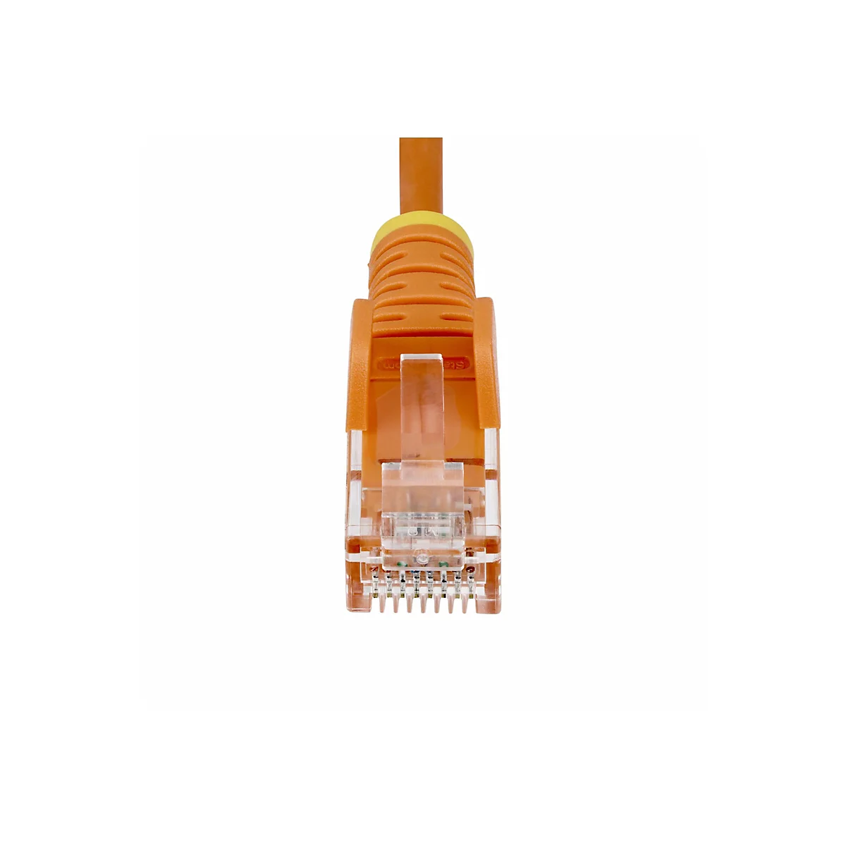 Nahaufnahme eines orangefarbenen Ethernet-Kabels mit transparentem Stecker und Kontakten.