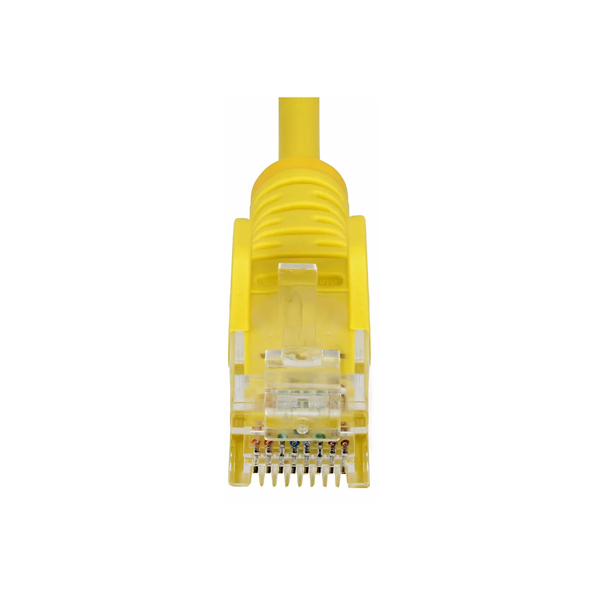 Nahaufnahme eines gelben Netzwerkkabels mit transparentem Stecker. Pin-Anordnung sichtbar.