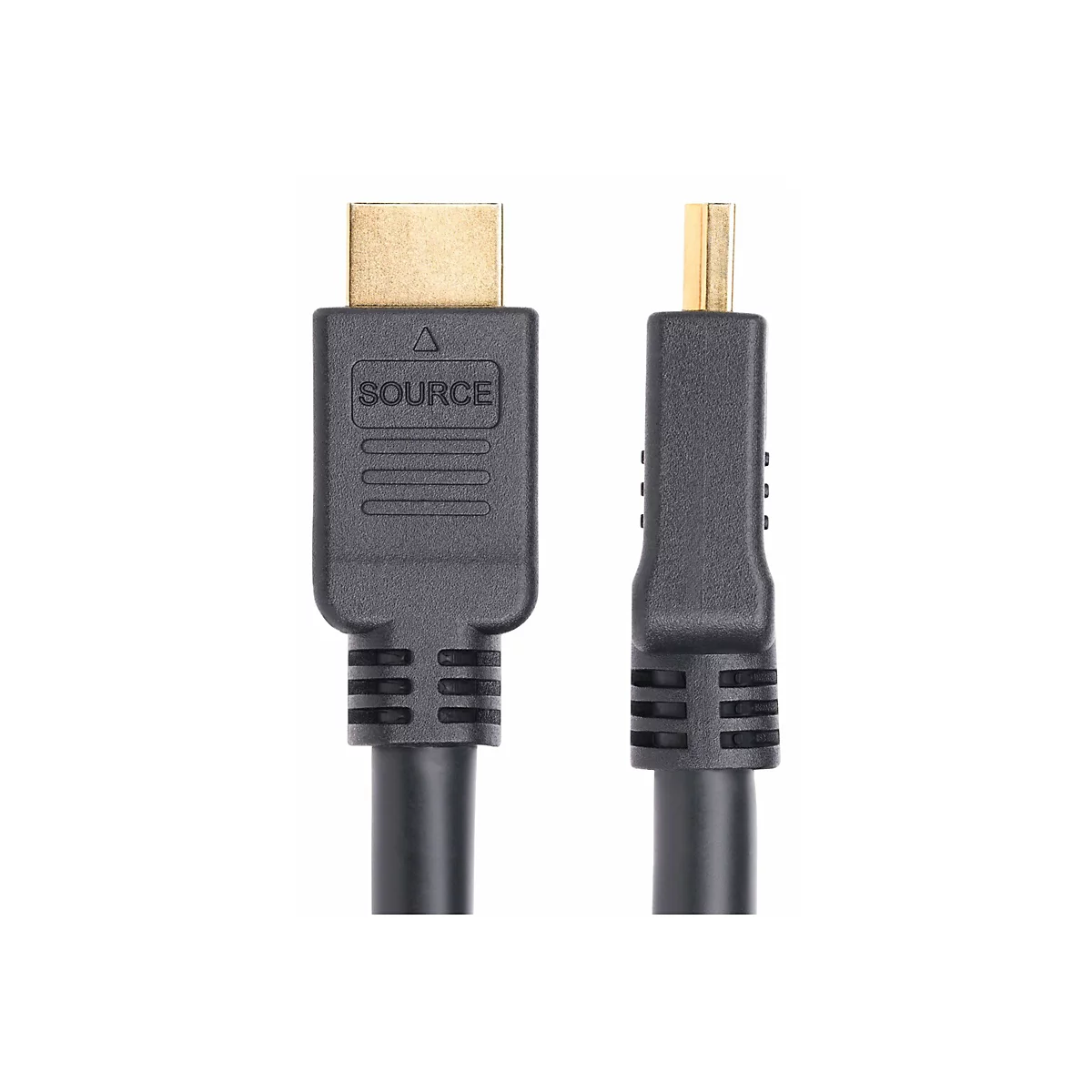 Gros plan sur un câble HDMI noir. Le connecteur est de couleur or, le boîtier noir avec l'inscription 'SOURCE'.