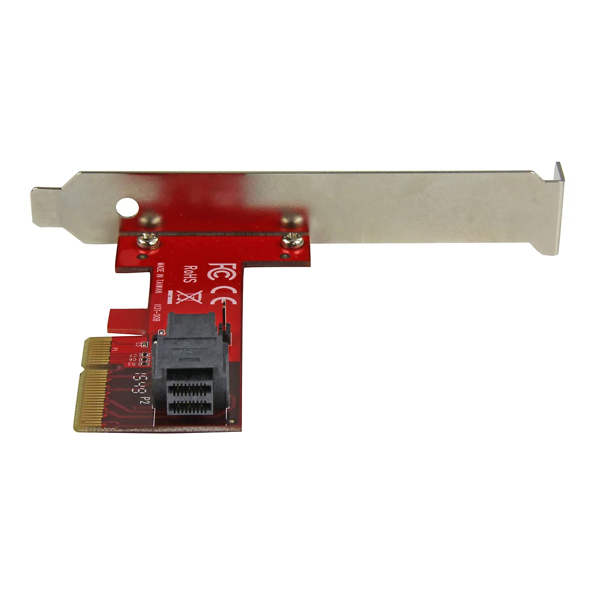 Une carte SATA rouge et argent. La partie métallique est destinée à la fixation dans le boîtier, tandis que la partie rouge contient les connecteurs et les puces. Texte : "Made in Taiwan" et "FC CE".