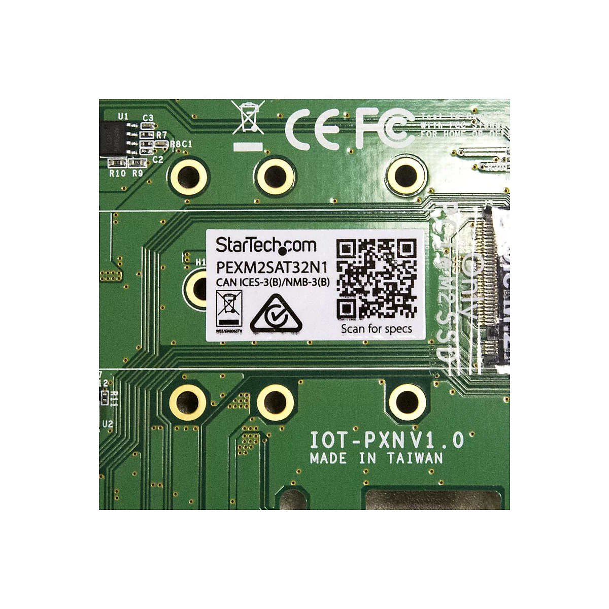 Gros plan d'un circuit imprimé vert avec des composants électroniques. Texte imprimé, code QR et marquages.