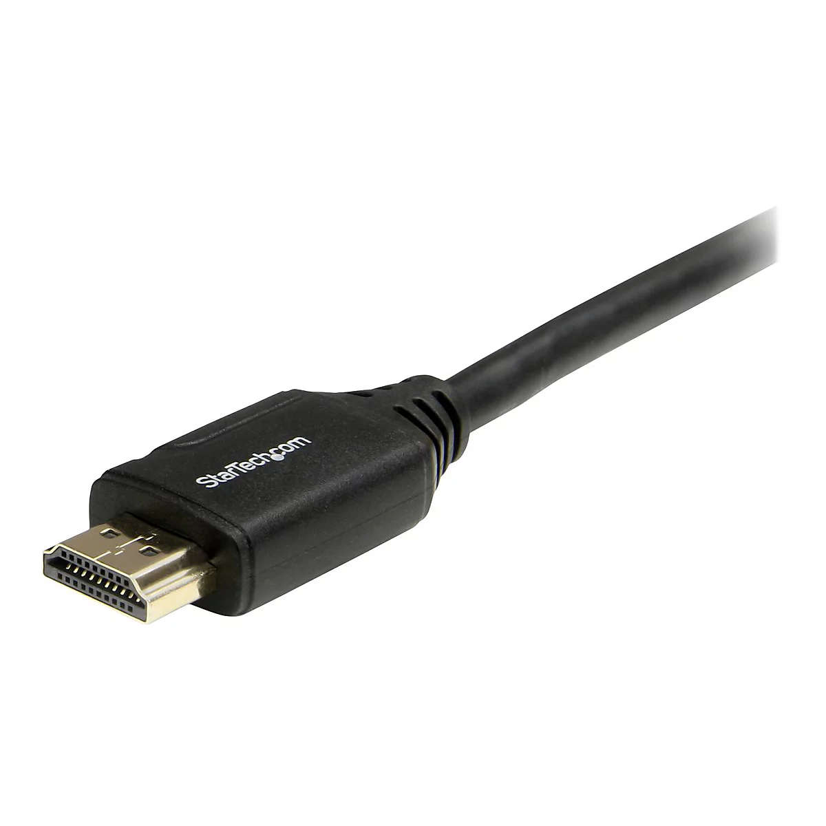 Câble HDMI noir posé en diagonale sur fond blanc. Le connecteur a une structure interne de couleur or.