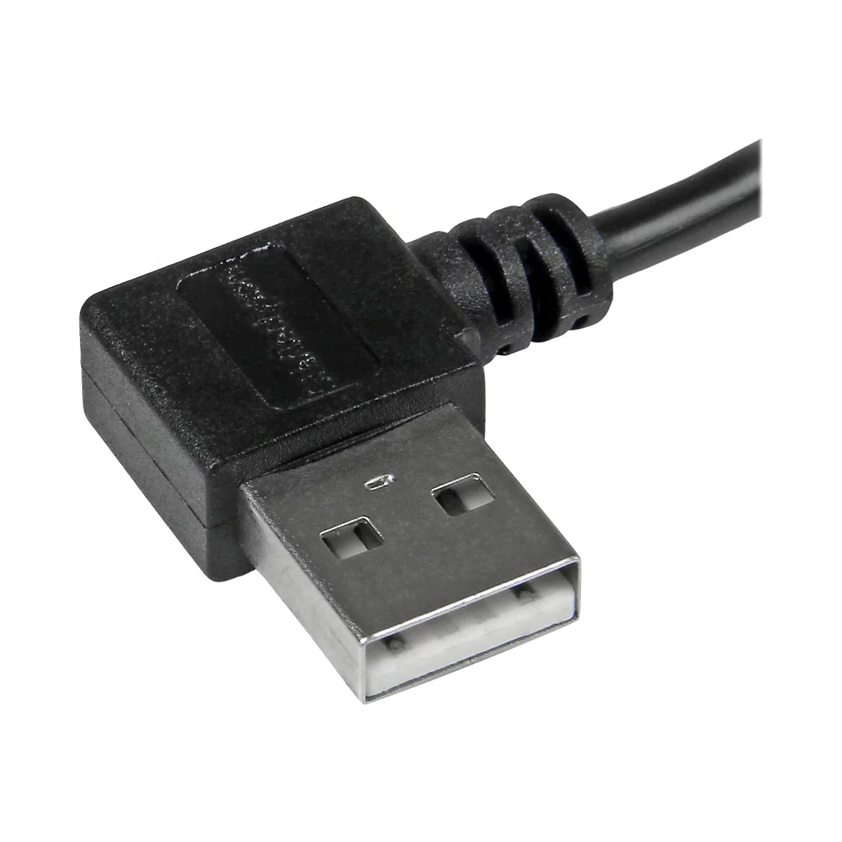 Gros plan sur un câble USB noir coudé avec une prise métallique. Le câble se transforme en un connecteur noir.