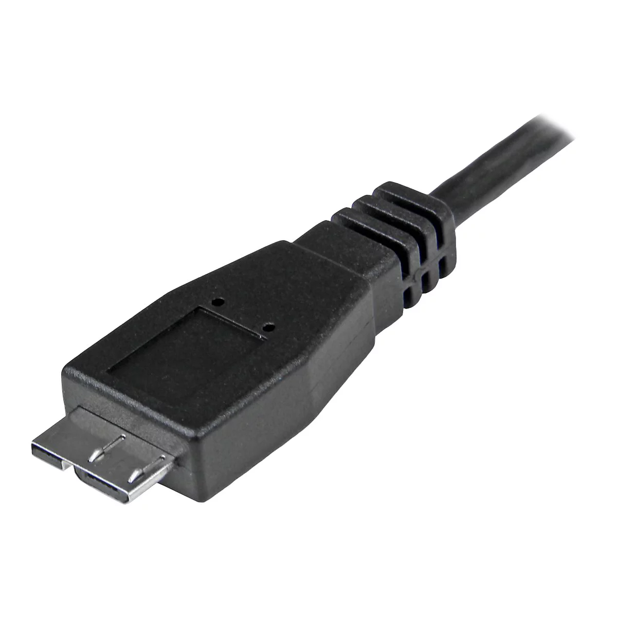Gros plan d'un câble USB noir avec connecteur micro-USB sur fond blanc.