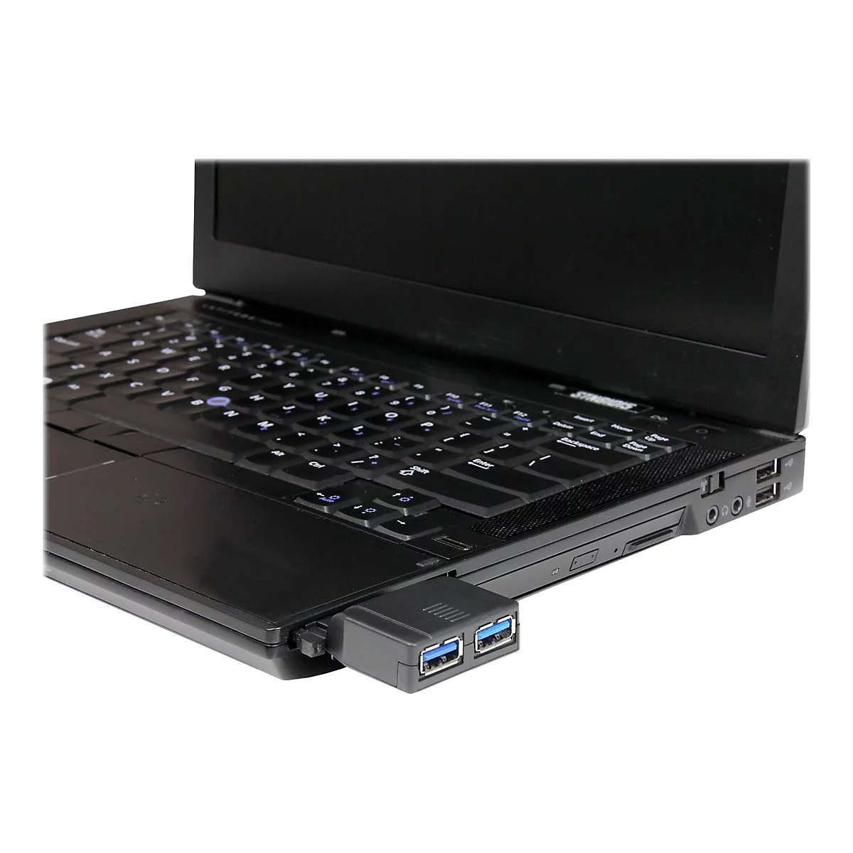 Gros plan d'un ordinateur portable noir avec un hub USB. Clavier, ports et écran visibles. Sur fond blanc.