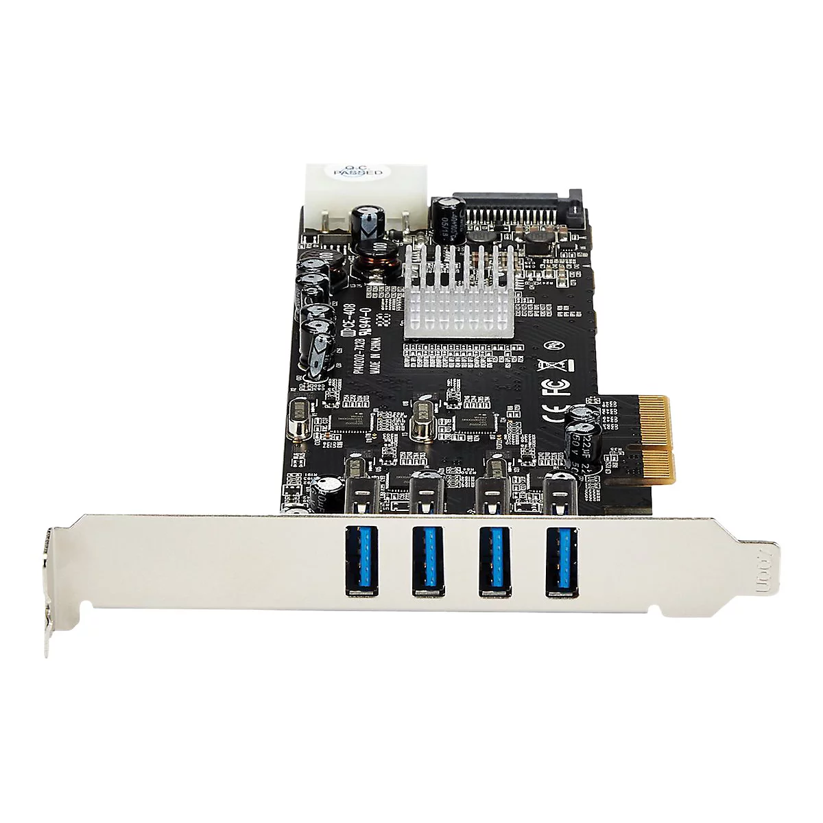 Une carte d'extension USB noire avec quatre ports USB bleus. Le fond est blanc.