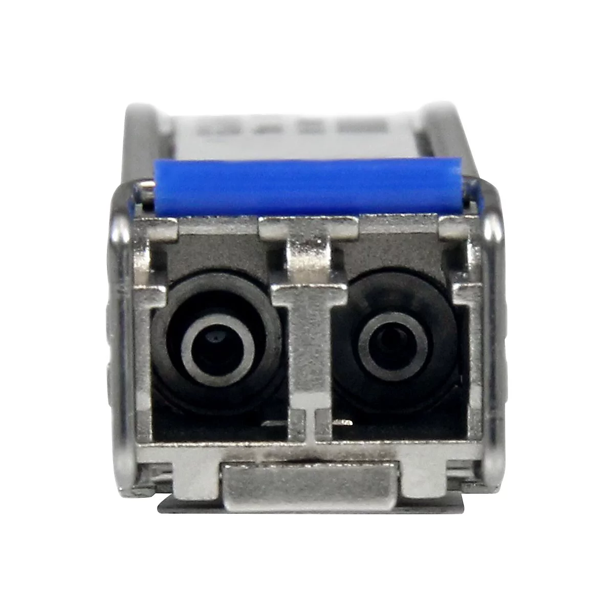 Nahaufnahme eines silbernen SFP-Transceivers mit blauer Kunststofflasche und zwei kreisförmigen Öffnungen.