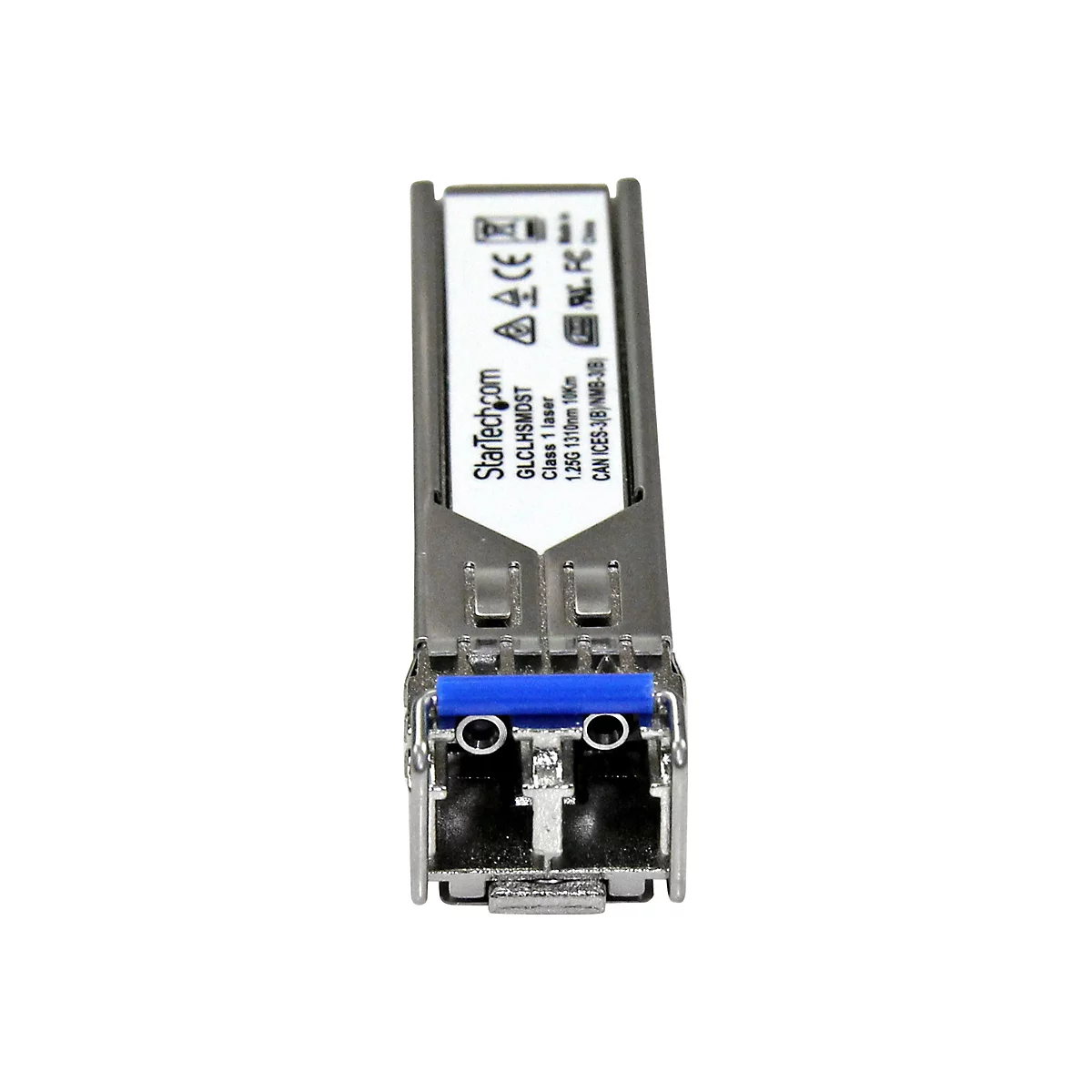 Ein SFP-Transceiver. Silbernes Metallgehäuse mit blauer Arretierung. Beschriftung "StarTech.com".