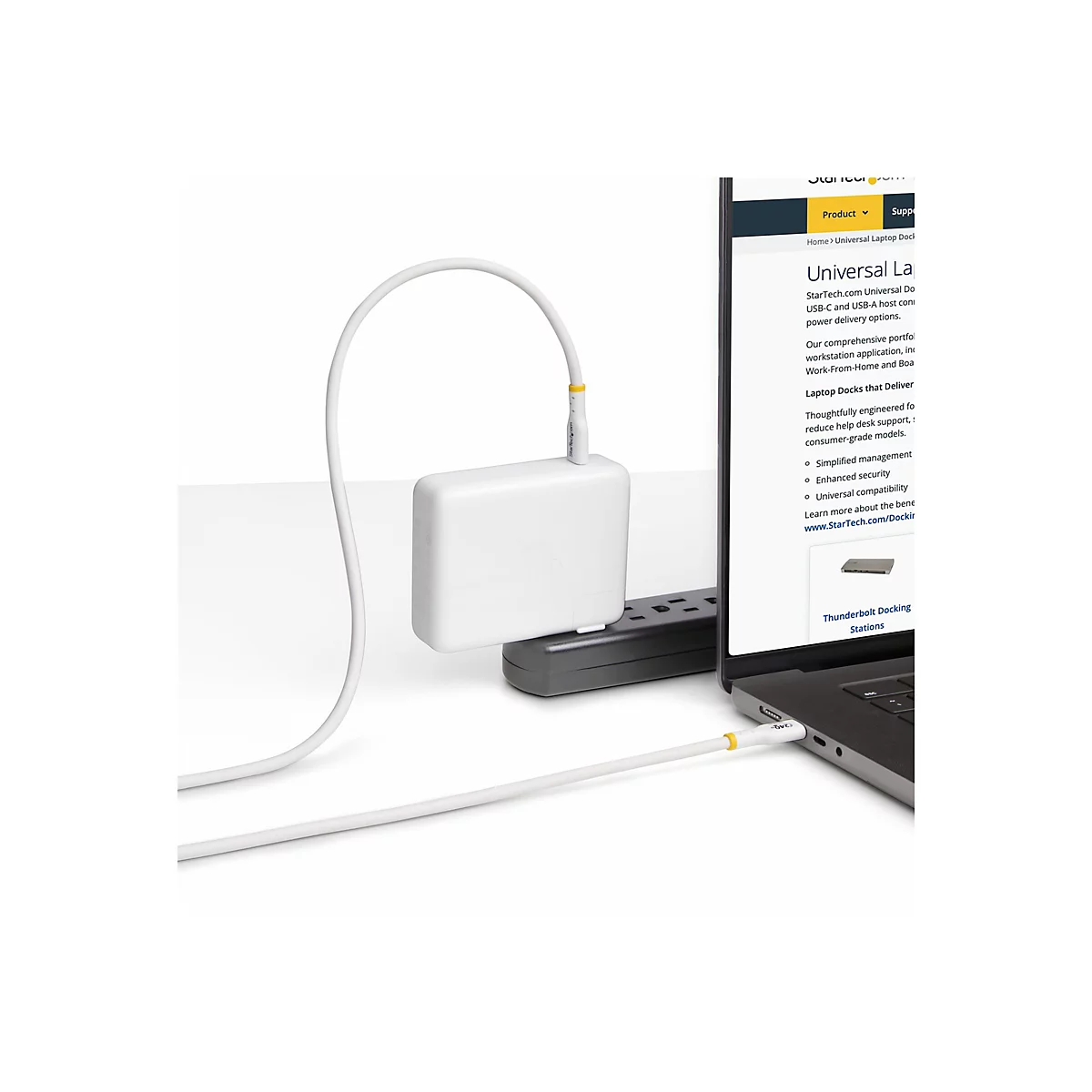 Un chargeur d'ordinateur portable blanc connecté à un ordinateur portable via un câble. Un site Web sur les stations d'accueil pour ordinateurs portables est affiché sur l'écran de l'ordinateur portable.