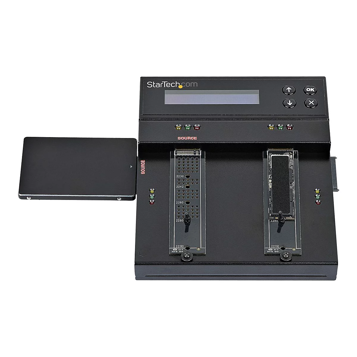 Appareil de transfert de données noir avec emplacements pour SSD. Boutons et écran en haut, un SSD amovible à gauche.